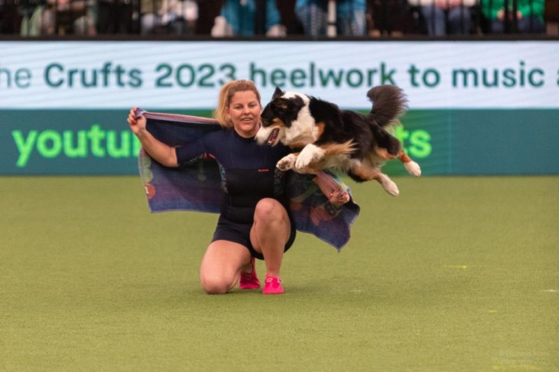 A hollókői Bérczes Christine Elisabeth és kutyája, Meredith a 2023-as Crufts-on. (Fotó: positive adamsky)