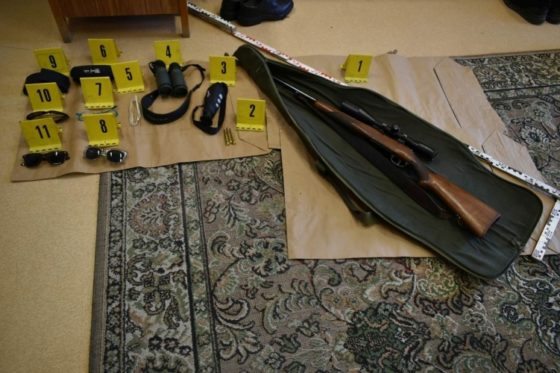 A nyomozók több ellopott tárgyat - köztük szemüvegeket és a lőfegyvert - is megtalálták a házkutatás során. (Fotó: Nógrád Vármegyei Rendőr-főkapitányság)