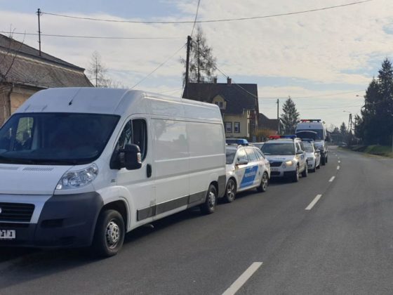 A cseh embercsempészt Pösténypusztán fogták el a rendőrök (Fotó: Nógrád Vármegyei Rendőr-főkapitányság)