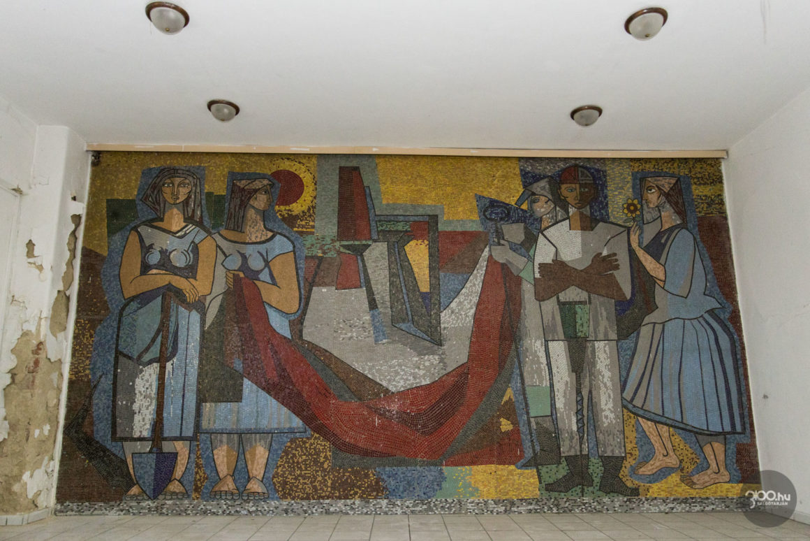 3100.hu: Czinke Ferenc mozaik alkotása az árverésre bocsátott egykori Népjóléti Képzési Központ épületében, 2023. május 8-án