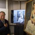 3100.hu Fotó: A művész unokája, Esteban Vuchetich de Cseney nagyapja festményével, a Budapesti lánnyal 2023. május 31-én.