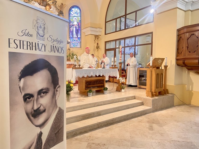 Az emléktábla leleplezése előtti szentmisét Varga Lajos, a Váci egyházmegye segédpüspöke celebrálta 2023. május 18-án. (Fotó: Lakatos Kati)