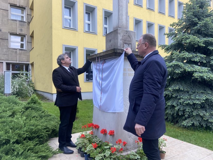 A Esterházy János tiszteletére elhelyezett emléktáblát Balla Mihály országgyűlési képviselő és Skuczi Nándor, a vármegyei közgyűlés elnöke leplezték le 2023. május 18-án (Fotó: Lakatos Kati)