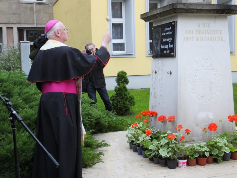 Varga Lajos segédpüspök áldotta meg az Esterházy János tiszteletére elhelyezett emléktáblát a megyeházánál, 2023. május 18-án (Fotó: Lakatos Kati)