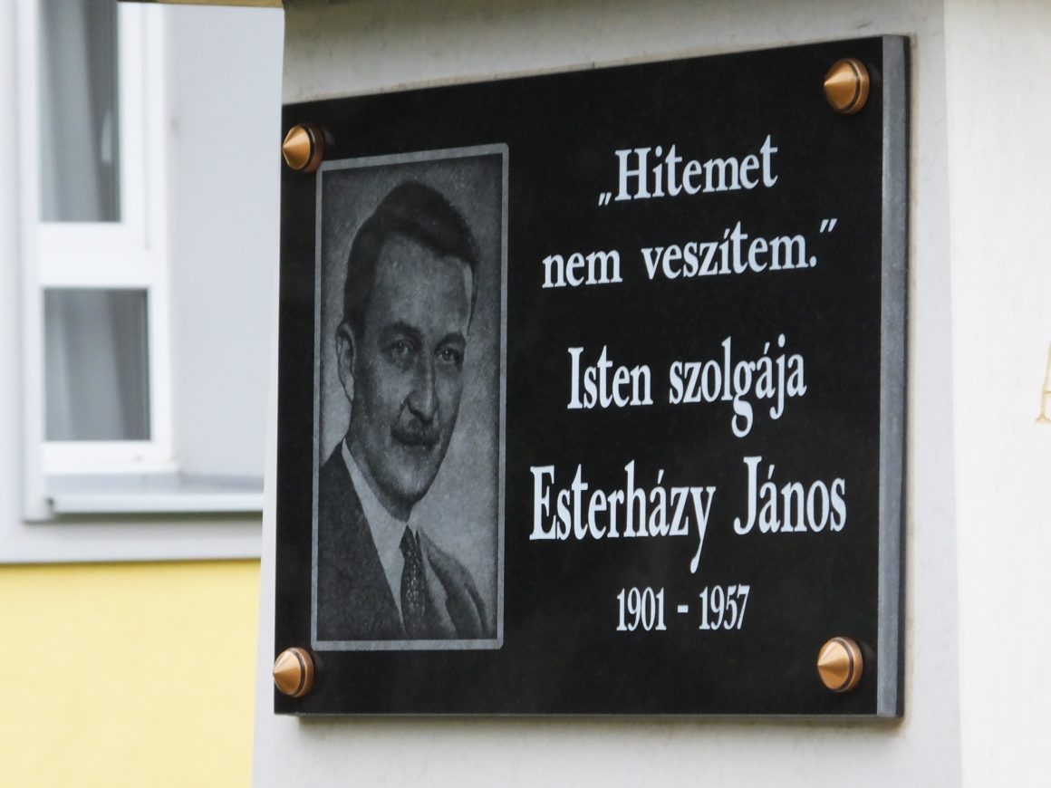 Esterházy János tiszteletére helyeztek el emléktáblát a megyeháza előtt lévő kereszt oldalán, 2023. május 18-án. (Fotó: Lakatos Kati)