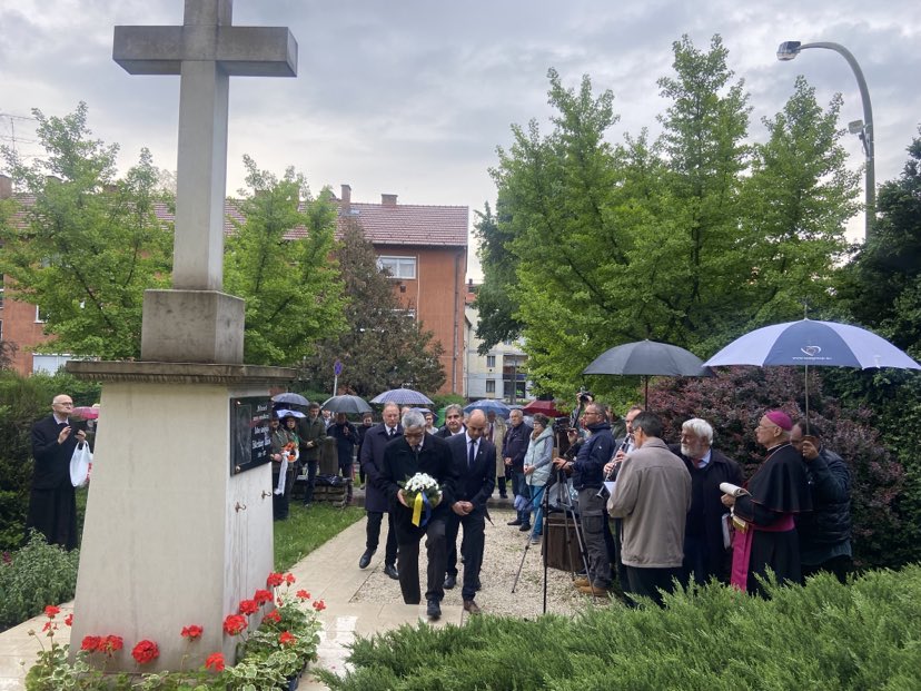 Az emléktábla leleplezése után koszorúzással tisztelegtek Esterházy János emléke előtt (Fotó: Lakatos Kati)