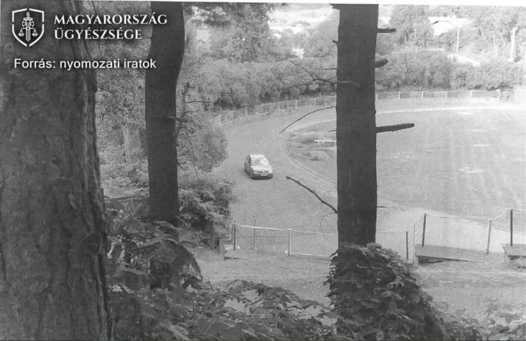 A 19 éves fiú apja autójával hajtott a salgótarjáni sportpálya gyepére (Fotó: Nógrád Vármegyei Főügyészség)