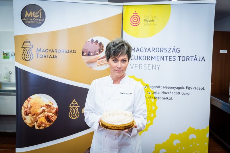 Raffer Gabriella Randevú nevű tortájával bejutott a 2023-as Magyarország Cukormentes Tortája verseny döntősei közé (Fotó: Egy Csepp Figyelem Alapítvány | Facebook)
