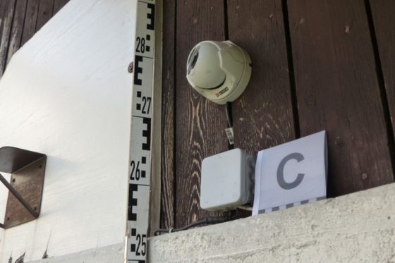 A vanyarci férfi még a ház falán lévő kamerát is megrongálta, hogy ténykedéséről ne készüljön felvétel (Fotó: Nógrád Vármegyei Rendőr-főkapitányság)