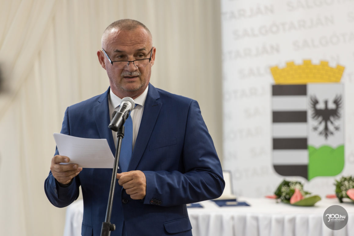 3100.hu Fotó: Fekete Zsolt, Salgótarján polgármestere köszöntőt mond az önkormányzat Semmelweis-napi ünnepségén, 2023. június 28-án.