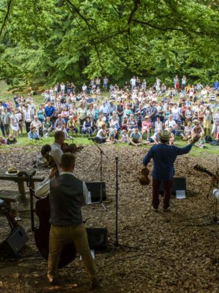 Erdei koncert a Muzsikál az erdő - Mátrai Művészeti Napok rendezvényen Salgótarján Eresztvény városrészében, a 2019-es programsorozat alkalmával (Archív fotó: MTI/Komka Péter)