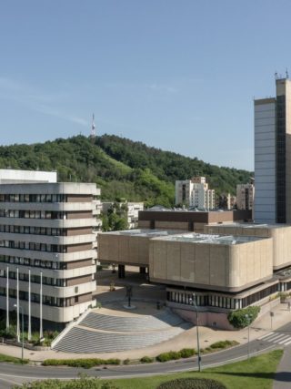 Drónnal készült felvételen a salgótarjáni városháza és a Dornyay Béla Múzeum 2023. június 1-jén (Fotó: MTI/Komka Péter)