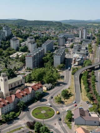 Salgótarjáni látkép, előtérben a Füleki úti körforgalom, a szombaton avatandó bányász emlékmű helyszíne (Fotó: Komka Péter)