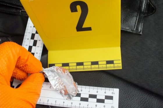 A salgótarjáni férfinál fehér színű, kristályos anyagot találtak a rendőrök (Fotó: Nógrád Vármegyei Rendőr-főkapitányság)