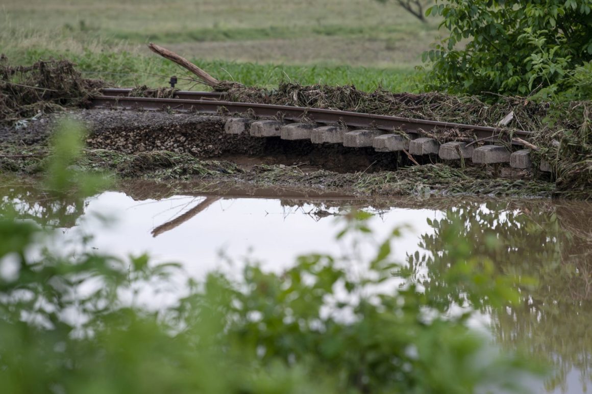 A megáradt Bertece-patak vízétől alámosott vasúti pálya Nógrádszakálnál 2023. június 9-én (Fotó: MTI/Komka Péter)