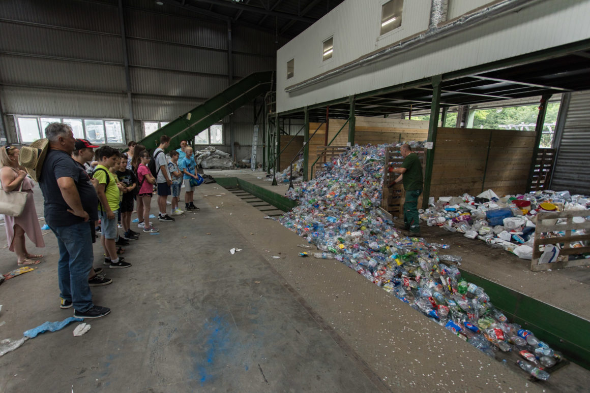 A pályaorientációs tábor résztvevői a salgótarjáni hulladéklerakó területén tartott szemléletformáló programon (Fotó: Nógrád Vármegyei Kereskedelmi és Iparkamara)