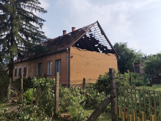 A viharos szél megbontotta egy lakóház tetőszerkezetét Rákóczibányán (Fotó: Rákóczibánya Község | Facebook)