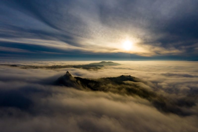 Salgó vára és a Kis-Salgó (Boszorkány-kő) a ködpaplan felett (3100.hu Fotó: Komka Péter)