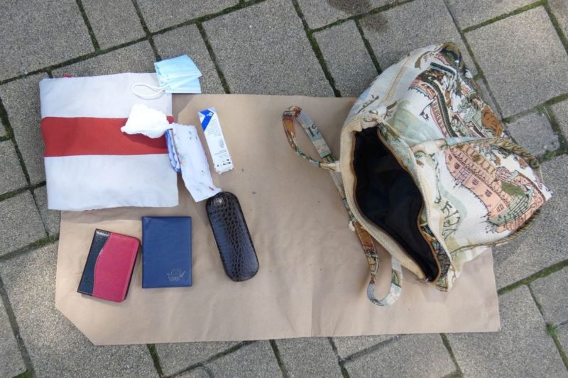 A rendőrök megtalálták az idős nő ellopott táskáját, benne az asszony irataival (Fotó: Nógrád Vármegyei Rendőr-főkapitányság)
