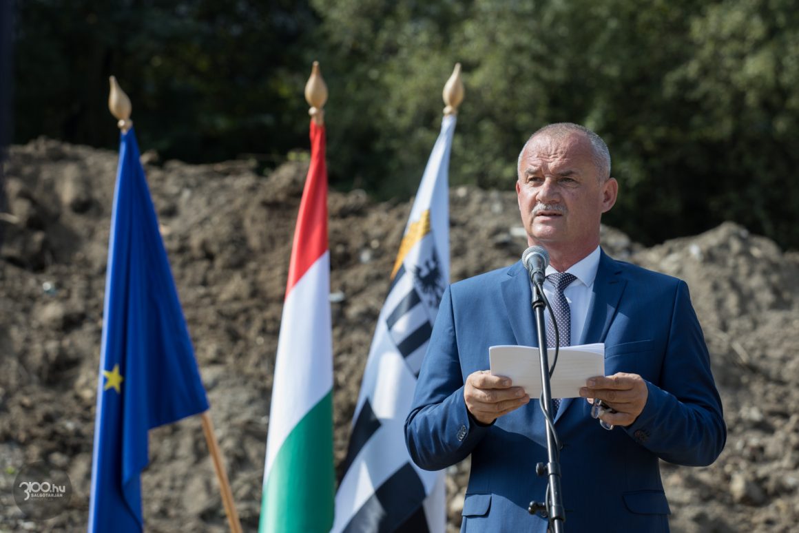 3100.hu Fotó: Fekete Zsolt polgármester beszédet mond a zagyvapálfalvai bölcsőde alapkőletételénél, 2023. augusztus 23-án.