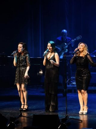 A Jazz STation első, pénteki napján a Cotton Club Singers adott koncertet a József Attila Művelődési Központ színháztermében (Fotó: Salgótarjáni Rendezvény- és Médiaközpont)