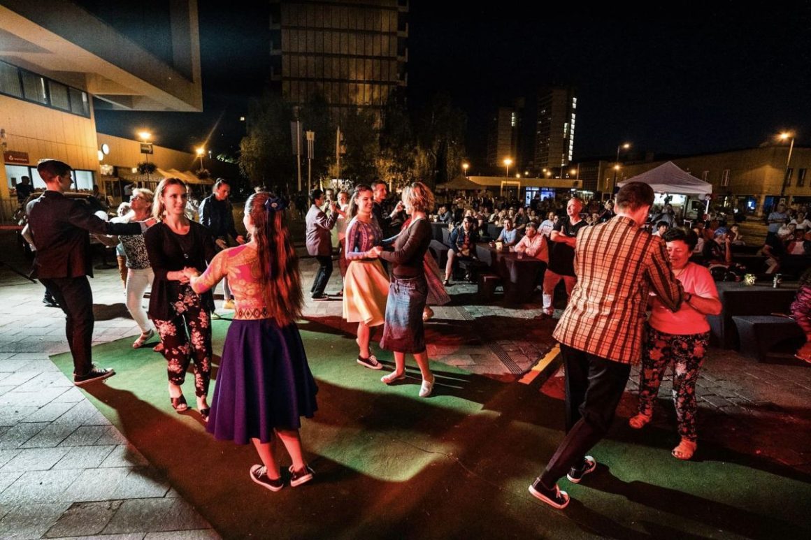 A Jazz STation második napján a Nógrád Táncegyüttes tagjai vitték táncba a vállalkozó kedvűeket (Fotó: Salgótarjáni Rendezvény- és Médiaközpont)