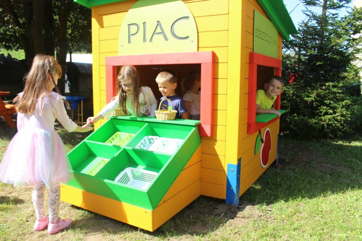 A gyermekek már birtokba is vették a salgótarjáni Nyitnikék Tagóvoda udvarán felállított, egészségre és környezettudatosságra nevelő játékokat (Fotó: Lakatos Kati)