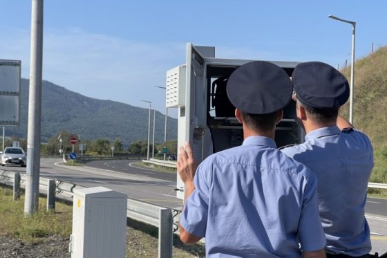 Rendőrök a Bátonyterenye melletti traffiboxnál az üzembe helyezés napján, 2023. szeptember 28-án. (Fotó: Nógrád Vármegyei Rendőr-főkapitányság)