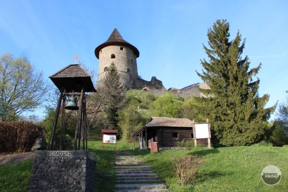A somoskői vár és az alatta található Petőfi-kunyhó (karancs-medves.info fotó: Kéri István)