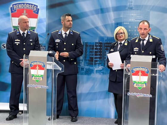 Heves, Nógrád és Pest vármegye rendőrei számoltak be új pszichoaktív anyaggal kereskedő bűnbandák felszámolásáról a budapesti, 2023. október 24-i sajtótájékoztatón (Fotó: ORFK Kommunikációs Szolgálat)