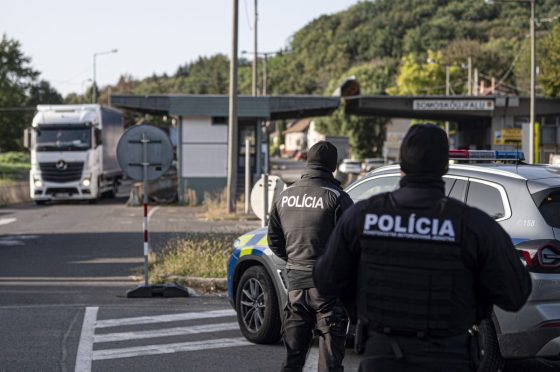 Szlovák rendőrök határellenőrzést végeznek a somoskőújfalui határátkelőnél 2023. október 5-én. (Fotó: MTI/Komka Péter)