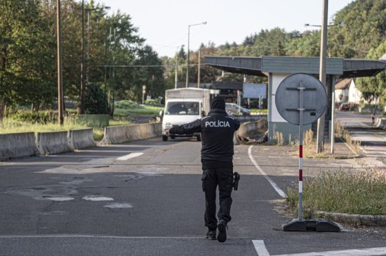 Szlovák rendőr határellenőrzést végeznek a somoskőújfalui határátkelőnél 2023. október 5-én. (Fotó: MTI/Komka Péter)
