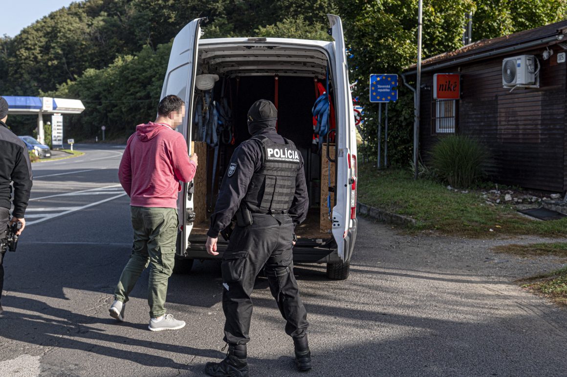 Szlovák rendőrök határellenőrzést végeznek a somoskőújfalui határátkelőnél 2023. október 5-én. (Fotó: MTI/Komka Péter)