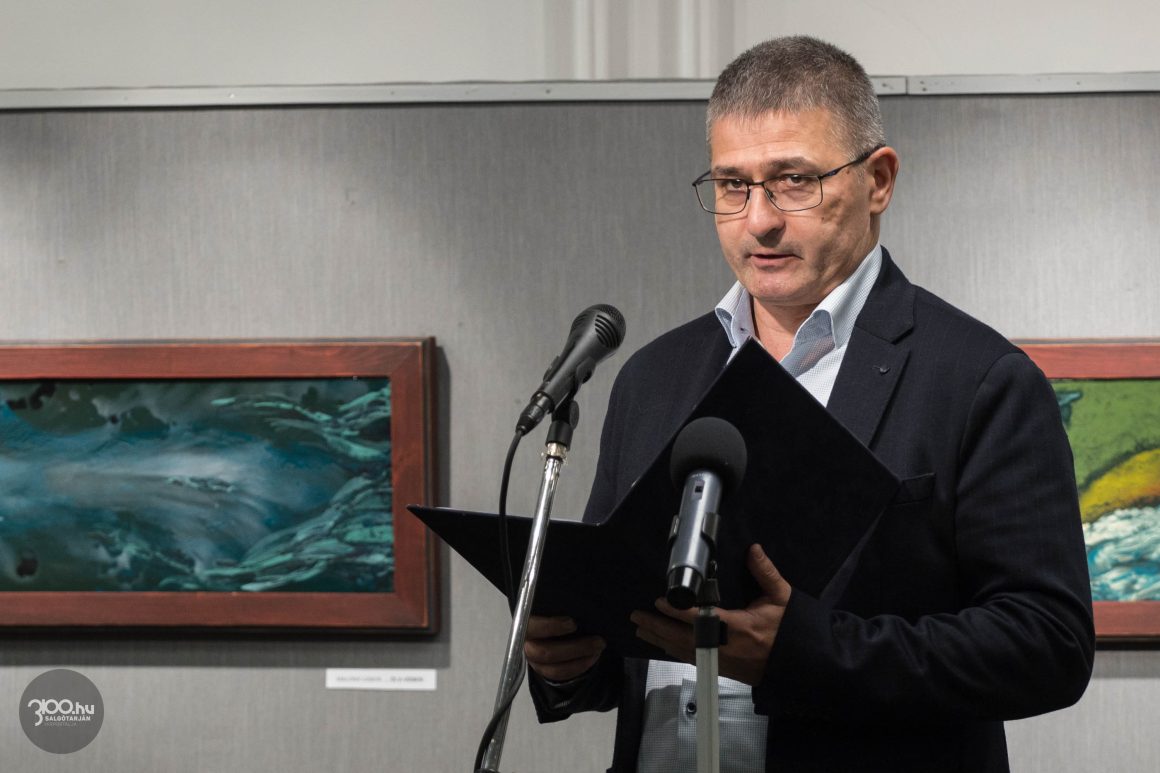 Németh Zoltán, a Wamsler SE igazgatója beszédet mond a salgótarjáni Zománcművészeti Alkotótelep műveiből rendezett kiállítás megnyitóján, a József Attila Művelődési Központban 2023. november 7-én.