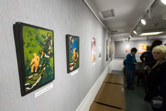 A salgótarjáni Zománcművészeti Alkotótelep műveiből nyílt kiállítás a József Attila Művelődési Központban 2023. november 7-én.