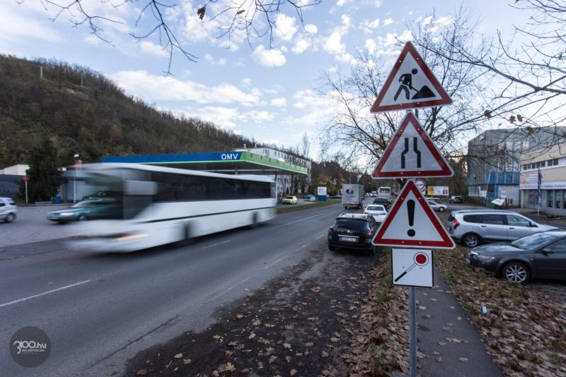 3100.hu Fotó: Kihelyezték a kivitelezésre figyelmeztető táblákat a Rákóczi út érintett szakaszára