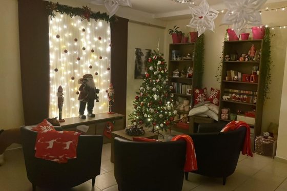 A Nógrád Vármegyei Civil Központ munkatársai igazi karácsonyi hangulatot varázsoltak a szerdai jótékonysági estre (Fotó: Nógrád Vármegyei Civil Közösségi Szolgáltató Központ | Facebook)