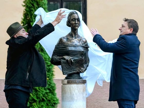Fráter Erzsébet újraállított szobrát az alkotást készítő Párkányi Raab Péter szobrászművész és Csach Gábor polgármester leplezték le a balassagyarmati Vármegyeházánál, 2023. november 19-én.