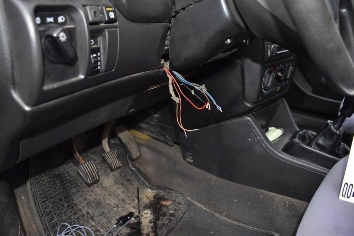 A férfi először a gyújtáskapcsoló vezetékeivel akarta beindítani a kocsit (Fotó: Nógrád Vármegyei Rendőr-főkapitányság)
