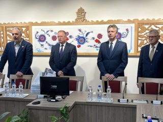 Murányi Bálint, a vármegyei önkormányzat szakmai referense, Skuczi Nándor vármegyei közgyűlési elnök, Simon Tibor, a Salgótarjáni Tankerületi Központ igazgatója és Bagó József, Nógrád vármegye jegyzője az oktatási segédanyagok átadóján (Fotó: Skuczi Nándor | Facebook)