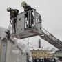A tűzoltók takarítják le a havat a tetőről (Fotó: nool.hu)