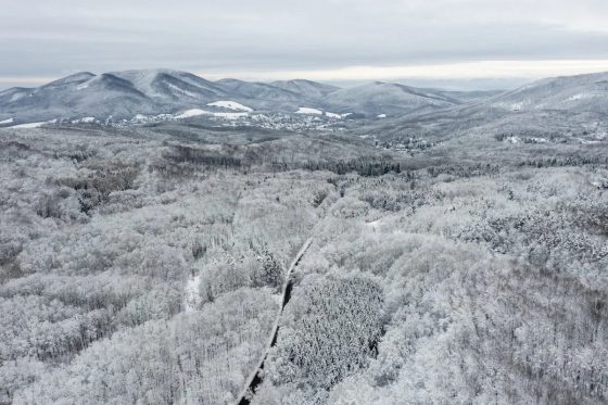 Archív fotó: A drónnal készített felvételen havas táj Salgótarján Salgóbánya városrésze közelében 2023. január 21-én (Fotó: MTI/Komka Péter)