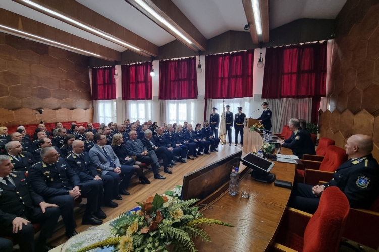 Az állománygyűlésen a korábbi és az új salgótarjáni rendőrkapitány köszöntése mellett több elismerést is átadtak. (Fotó: Nógrád Vármegyei Rendőr-főkapitányság)
