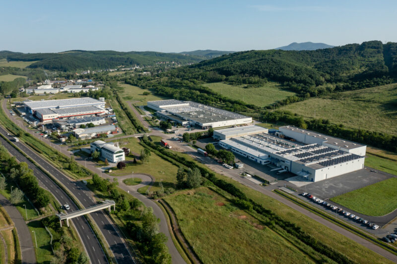 A salgótarjáni ipari park, bal oldalon a Bumchun Precision Hungary Kft. gyárépületei (3100.hu Fotó: Komka Péter)