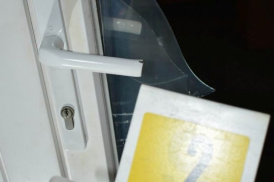 Két bolt ajtaját is betörte a salgótarjáni férfi, ám végül csak az egyikből lopott (Fotó: Nógrád Vármegyei Rendőr-főkapitányság)