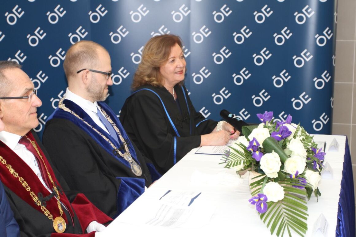 Székyné Sztrémi Melinda, az Óbudai Egyetem Salgótarjáni Képzési Központ és Kutatóhely igazgatója szól a megjelentekhez a 2024. február 16-i diplomaosztó ünnepségen. (Fotó: ÓE SKKK)