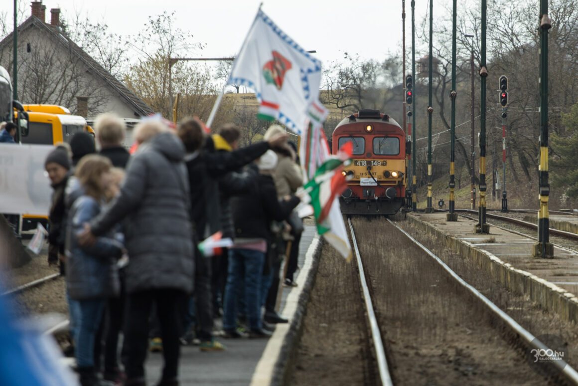 3100.hu Fotó: A Krepuska Expressz utasait köszöntötték a somoskőújfalui vasútállomáson, 2024. február 10-én.