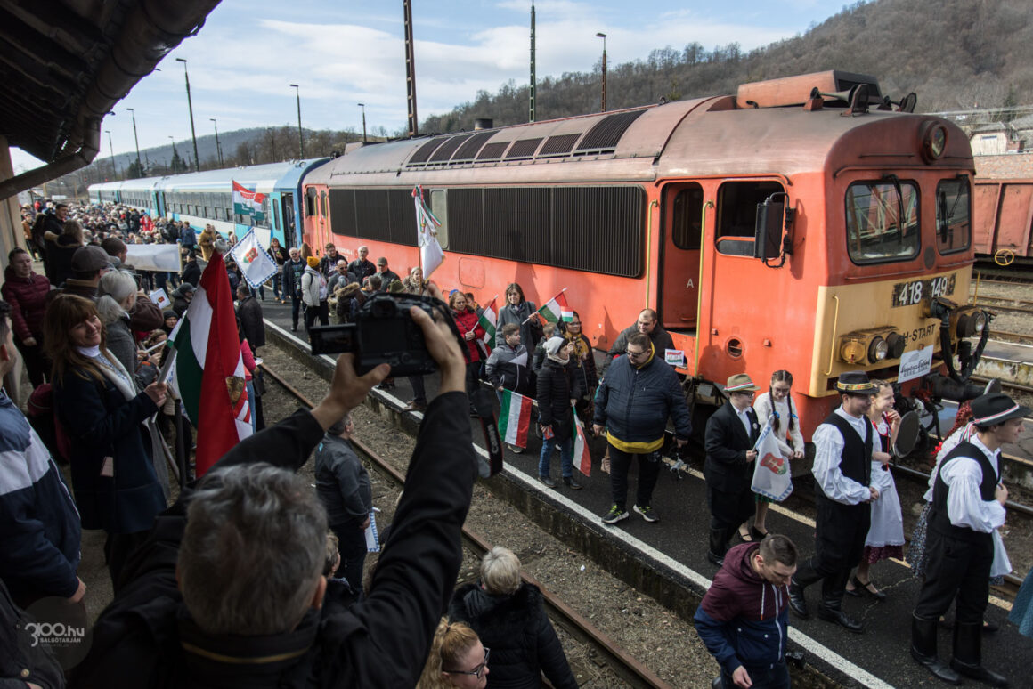 3100.hu Fotó: A Krepuska Expressz utasait köszöntötték a somoskőújfalui vasútállomáson, 2024. február 10-én.
