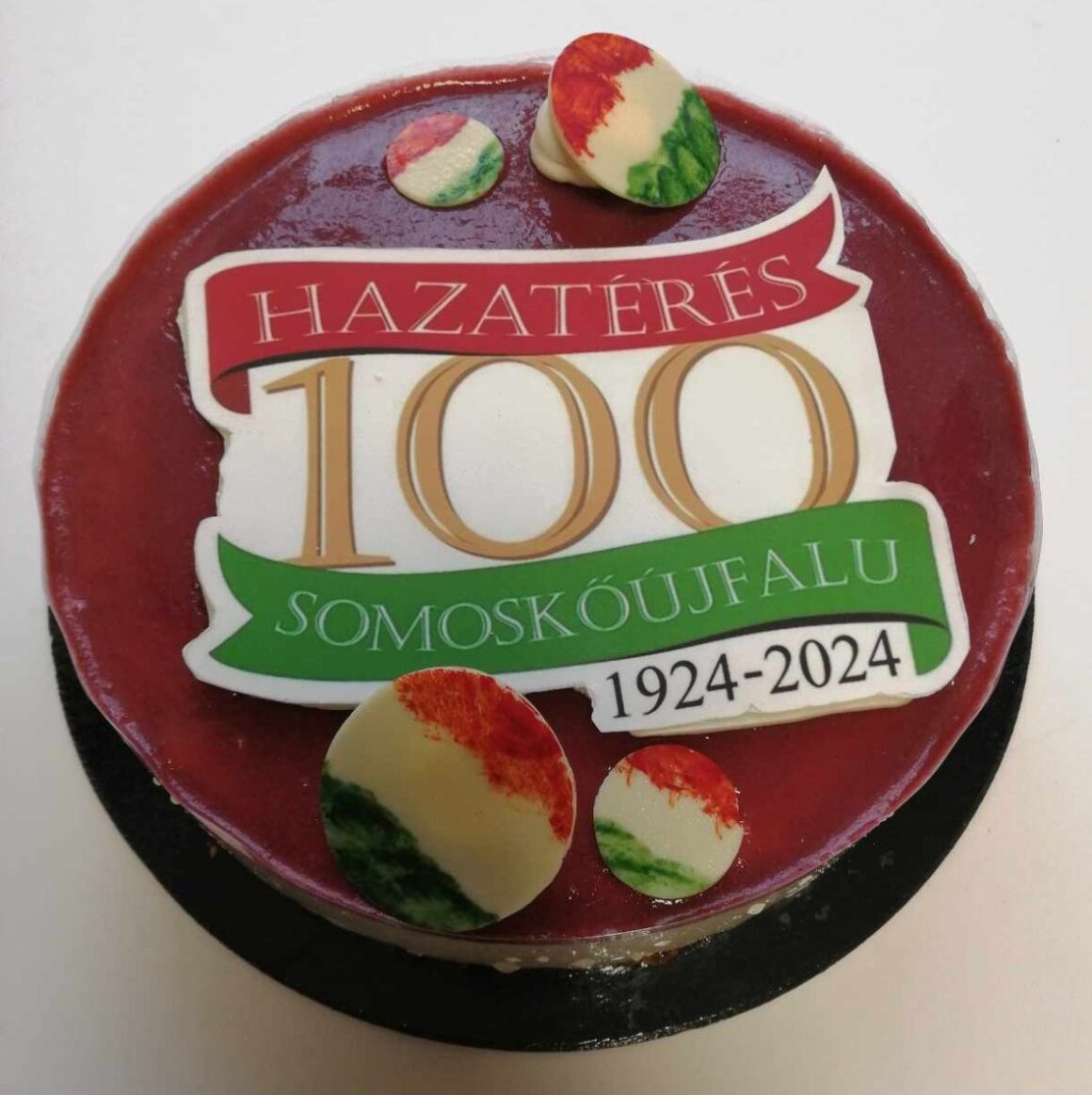 A hazatérés századik évfordulójára készített tortát a a salgótarjáni G&D kézműves cukrászda. (Fotó: Somoskőújfalu Község  hivatalos oldala | Facebook)