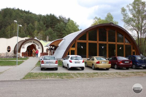 Az Ipolytarnóci Ősmaradványok Látogatóközpontjának bejárata (karancs-medves.info fotó: Kéri István)